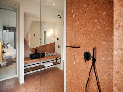 Deluxe Pool Suite