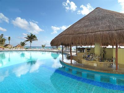 Main Pool Swim Up Bar