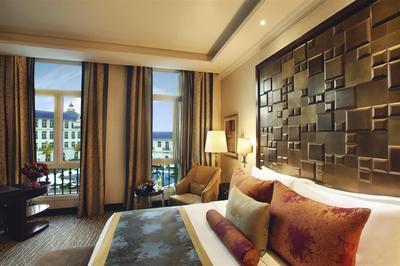 Deluxe Pool Room