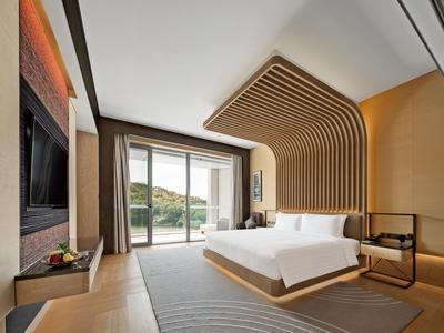 Luxury Lake View Suite