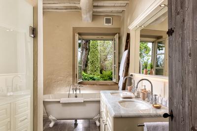 Suite Bathroom