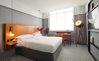1 Queen Bed