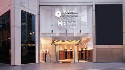 LHRRS-P0034-Hotel-Exterior-Entrance-Signage.16x9