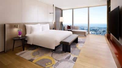 CJUGH-P0230-Corner-Suite-King-Bed.16x9