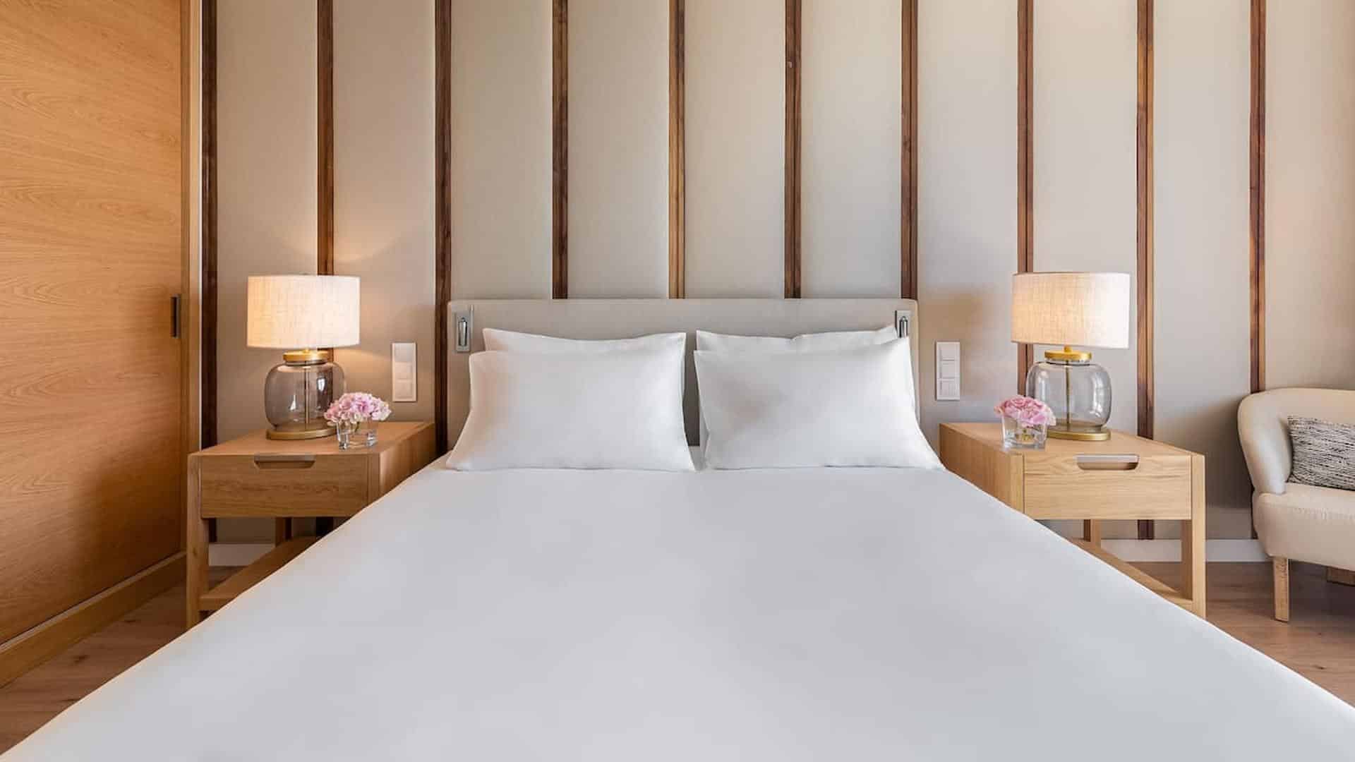 1 Queen Bed