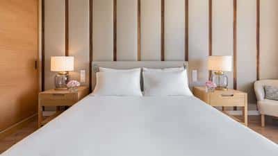 1 Queen Bed
