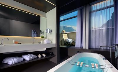 Bath tub