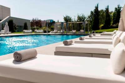 Outdoor Pool – Lounge Chairs