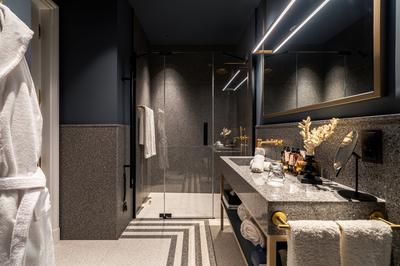 Deluxe Bathroom