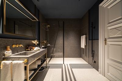 Deluxe Bathroom