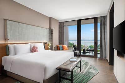 1 king bed premium lake view room