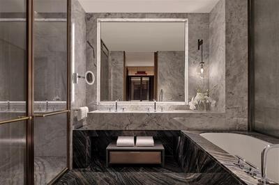 Guest room bath