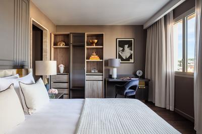Deluxe Across Bed