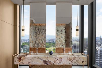 Deluxe Suite Bathroom