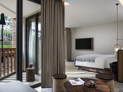 Executive Room, 1 King Size Bed, Lake or Mountain View
