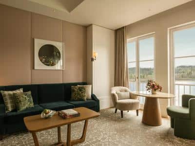Premier Lakeview Suite