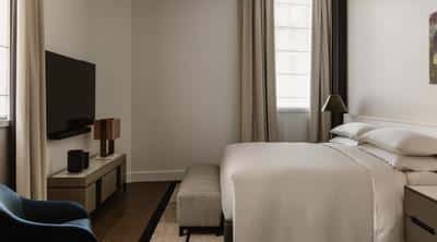 Deluxe King Accessible Suite