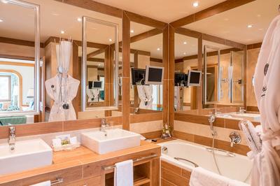Studio Bathroom Sinks Tub Mirror