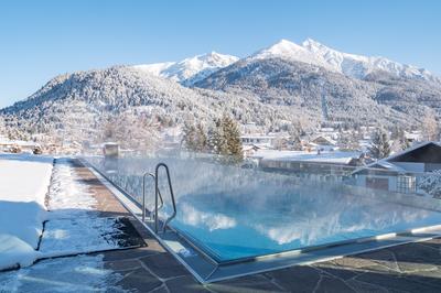 Panorama Infinity Pool Winter