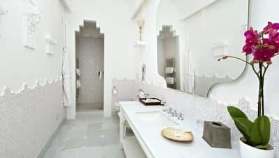 Camelia Suite Bathroom