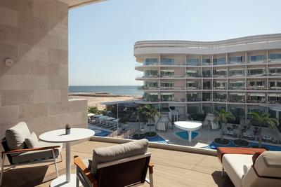 Deluxe Pool View Room
