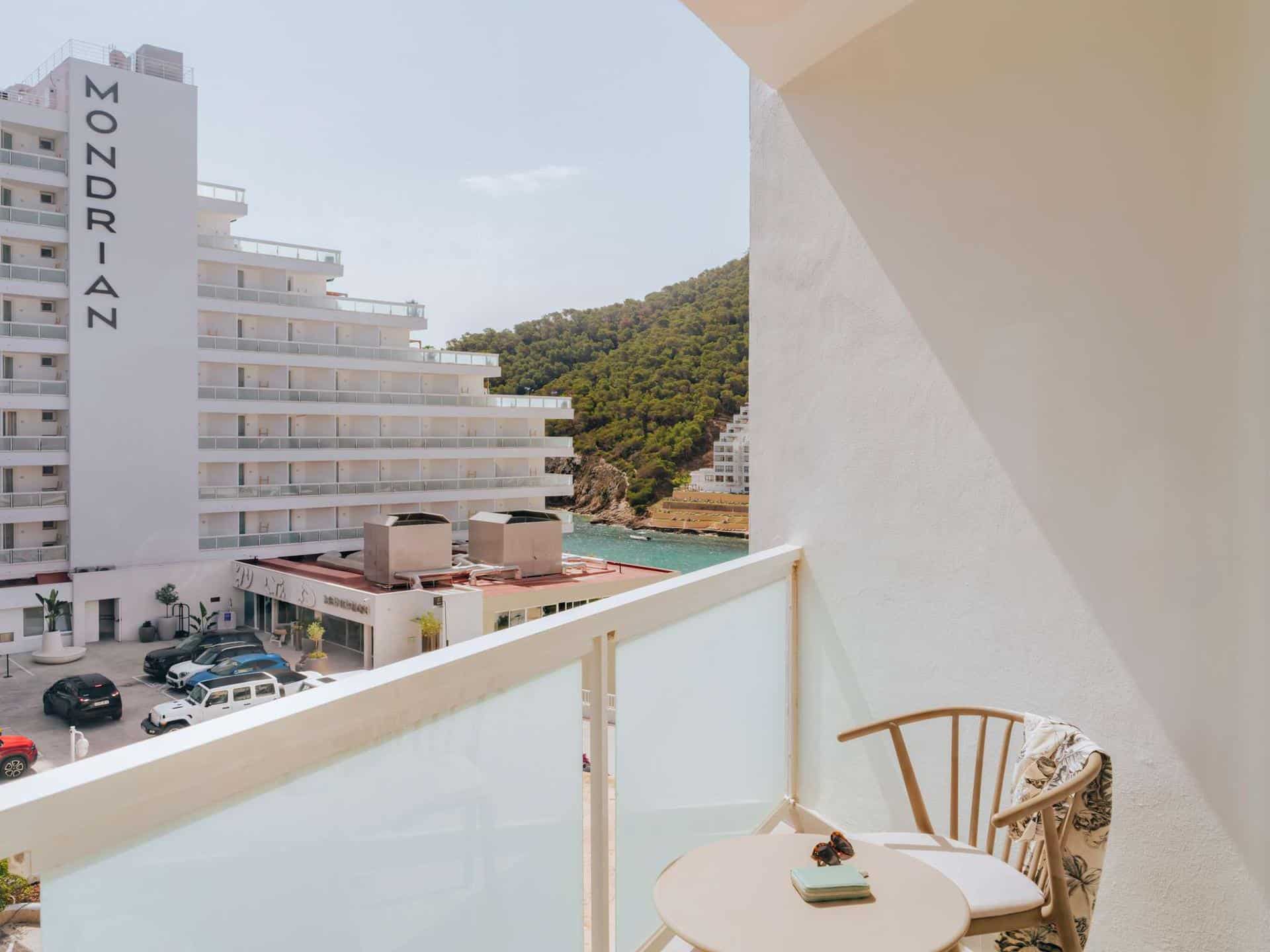 General Admission King Partial View