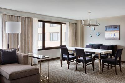 Luxury Suite - Meeting & Entertaining Area