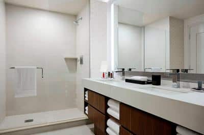 Luxury Suite - Bathroom