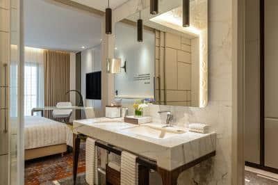 King Deluxe Guest Room - Bathroom