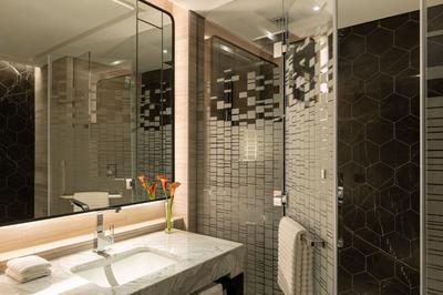 Deluxe Studio Apartment - Bathroom 