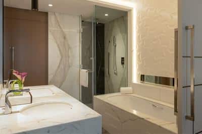 King Vendôme Guest Room - Bathroom