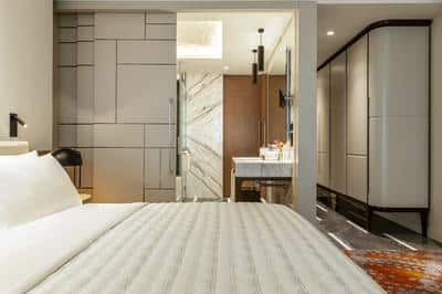 King Classic Guest Room - Interior