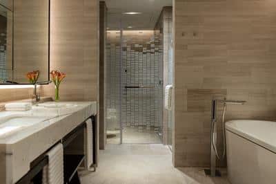 Three-Bedroom Deluxe Apartment - Master Bathroom