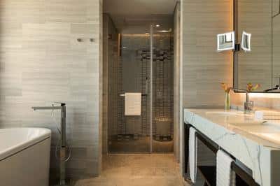Three-Bedroom Superior Apartment - Main Bathroom