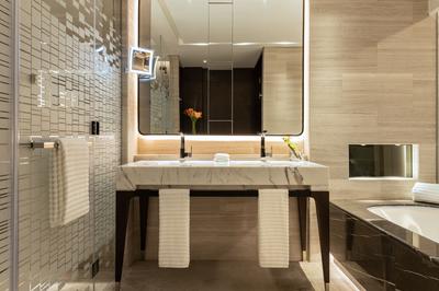 One Bedroom Superior Apartment - Bathroom