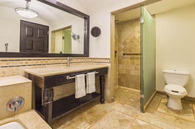 Grand Club King Bathroom