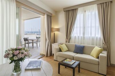 Prestige Suite living room