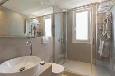 Deluxe Suite bathroom