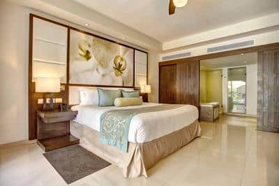 Luxury Presidential Jacuzzi Swim Out Suite - Bedro