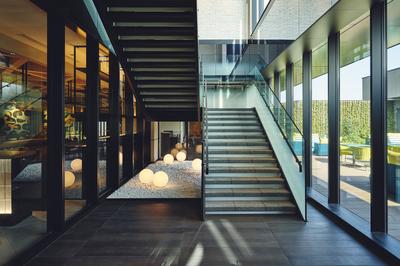 Stairs from the lobby to the restaurant