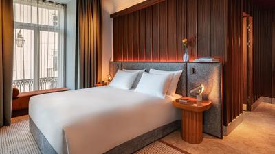 1 King Bed Landmark View Premium