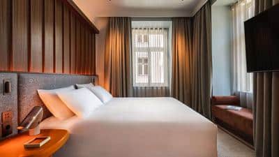 1 King Bed Premium