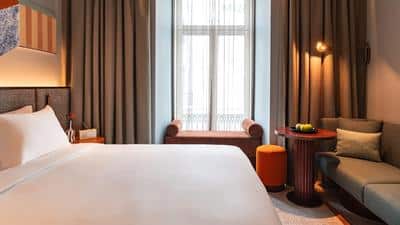 1 King Bed Rua Augusta View