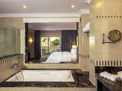 Guest room bath