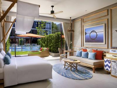 SO Lofty Pool Access