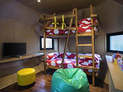 SO FAMILY Kid's House, 1 King or 2 Twin beds with Kid's House