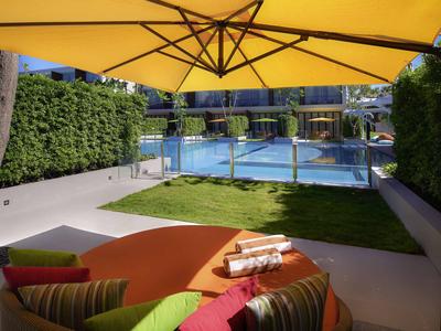 SO Comfy Pool Access