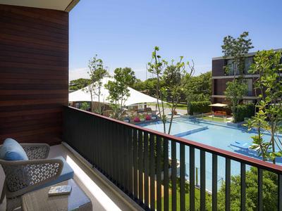 SO Studio Signature Pool View