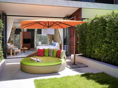 SO Lofty Pool Access