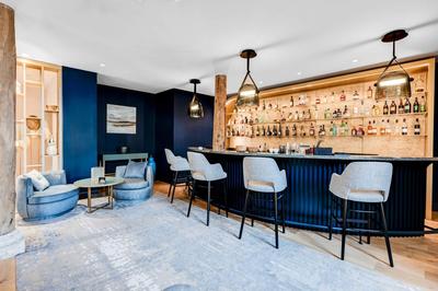Bar & Lounge